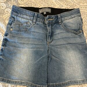 Women’s Wit & Wisdom Petite 00 denim shorts.